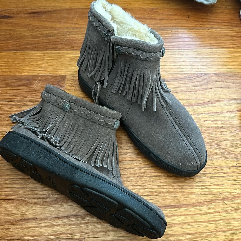 Minnetonka Fringe Booties size 9